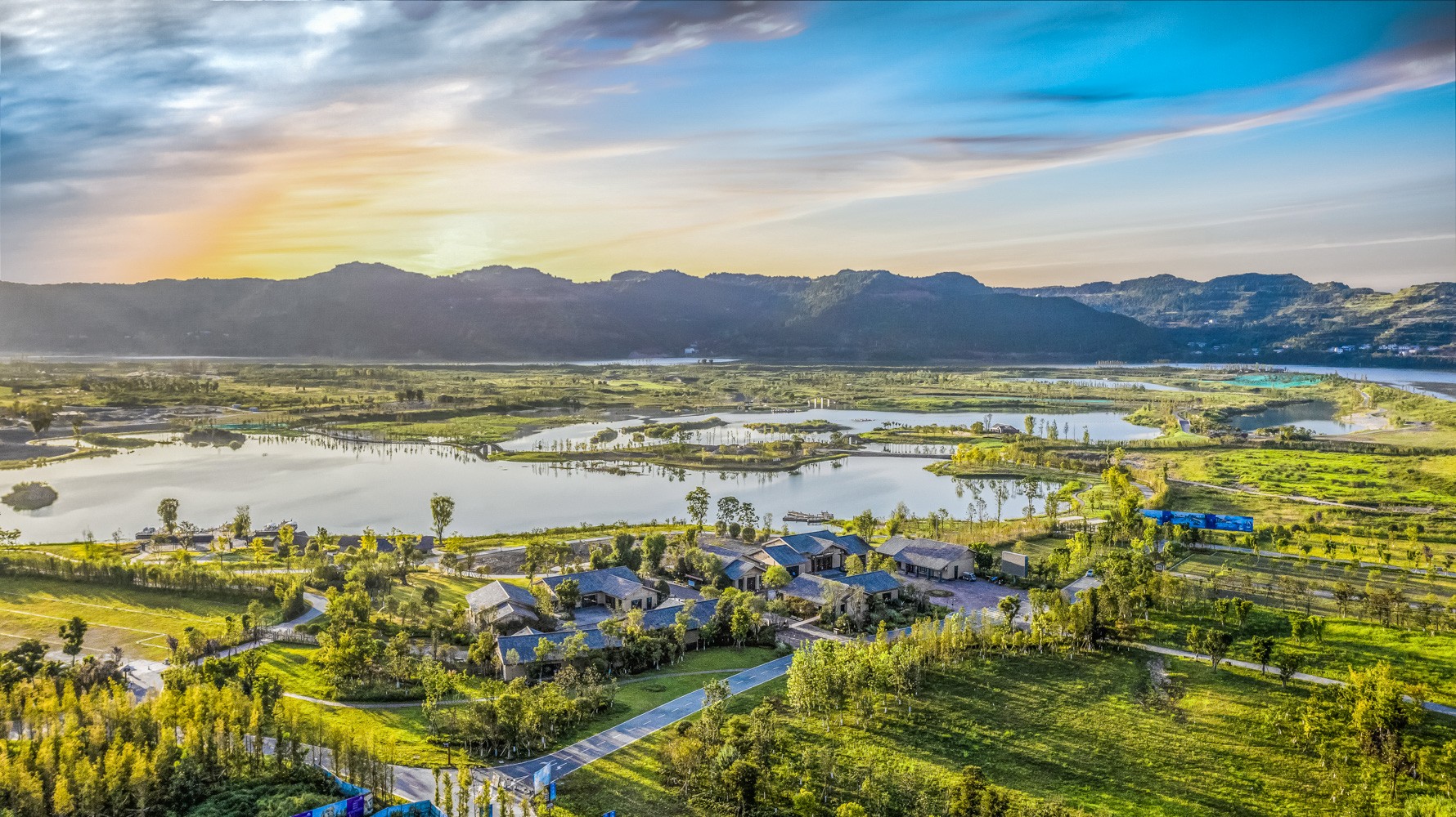 嘉陵江凤仪湾旅游度假区折页